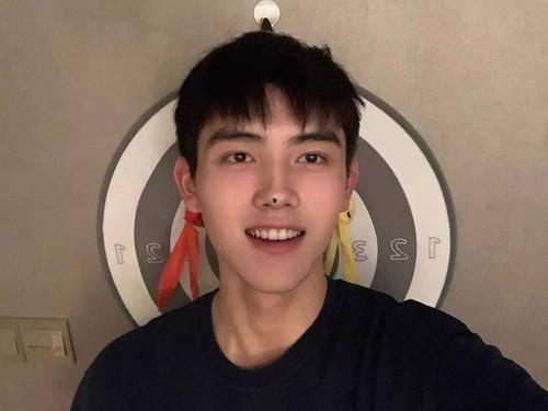 陈飞宇上学爆料视频,校园生活趣味横生  第1张